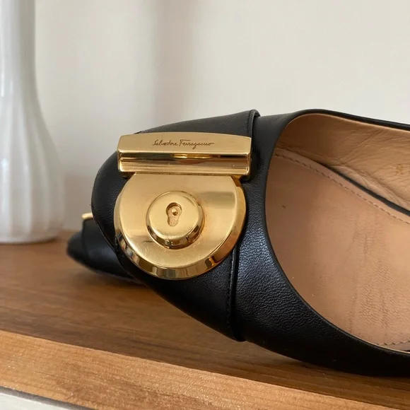 Salvatore Ferragamo Fiamma keyhole black and gold flats - Picture 3 of 12